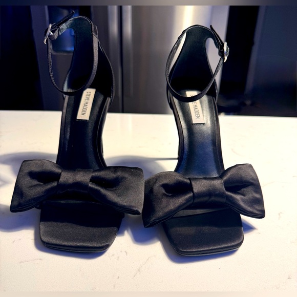 Steve Madden Chic Satin Bow 4” high Heels Women Size 9.5 - Picture 2 of 10